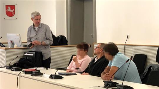 Vierter Verhandlungstag vor dem Landgericht Braunschweig im neu aufgerollten Missbrauchsverfahren gegen zwei Eltern aus Goslar: Die beiden Angeklagten mit ihren Verteidigern.