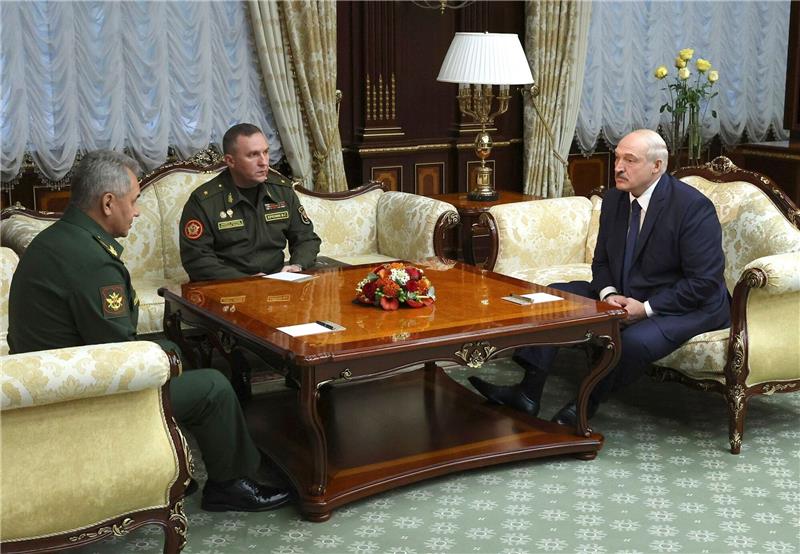 Belarus droht Westen bei Militärmanöver Viktor Chrenin (M.) im Gespräch mit Russlands Verteidigungsminister Sergej Schoigu (l.) und seinem Staatschef Alexander Lukaschenko (Archivbild).