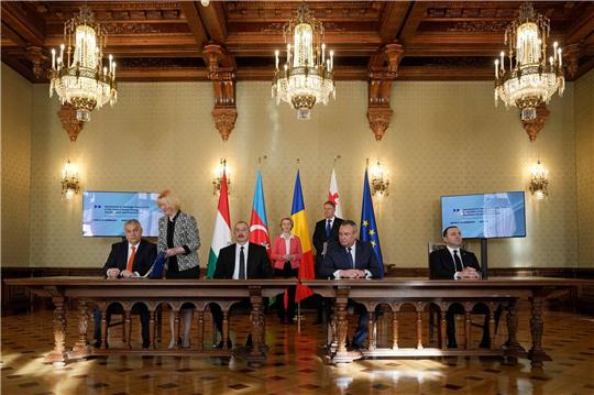Viktor Orban, Ilham Aliyev, Nicolae Cicuae und Irakli Garbishvilli (v.l.n.r.). Hinten in der Mitte Ursula von der Leyen.