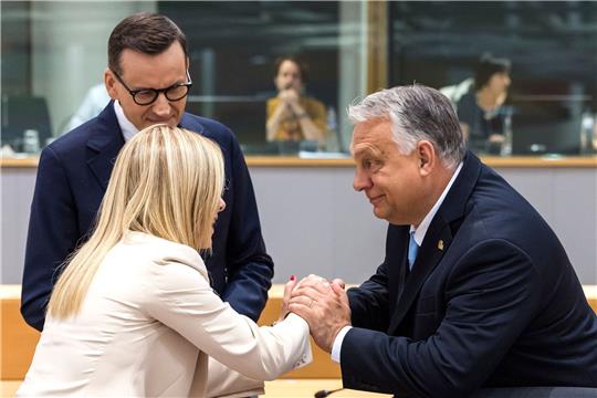 Viktor Orban (r), Ministerpräsident von Ungarn, spricht mit Giorgia Meloni (l), Ministerpräsidentin von Italien, und Mateusz Morawiecki (hinten), Ministerpräsiden von Polen, während des EU-Gipfels.