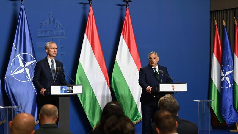 Viktor Orban (r.) und Jens Stoltenberg während einer gemeinsamen Pressekonferenz in Budapest.
