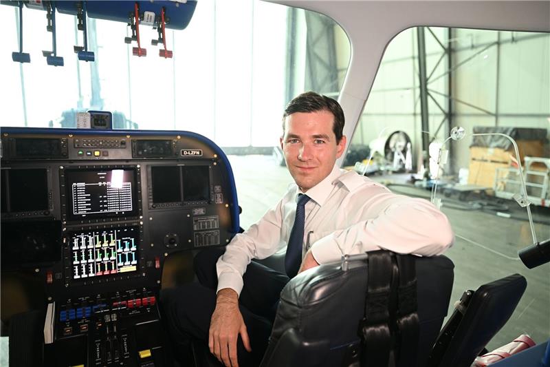 „Andere Art der Fliegerei” - Der Weg zum Zeppelin-Piloten Viktor Schacht in der Gondel des Zeppelin NT (Neue Technologie) in Friedrichshafen.
