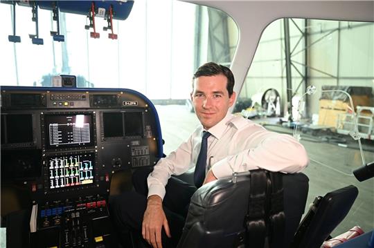 Viktor Schacht in der Gondel des Zeppelin NT (Neue Technologie) in Friedrichshafen.