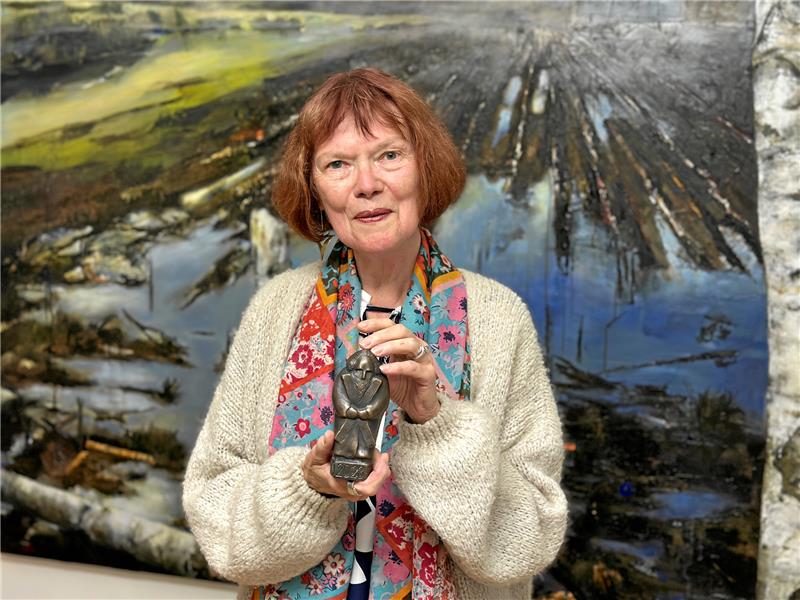 Viktoria Diehl mit dem Andreas-Kunstpreis vor ihrem Werk „Norddeutsche Naturlandschaft“. Foto: Schlegel