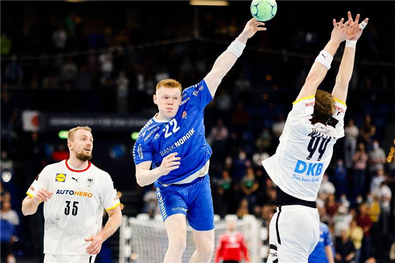 Hannovers Handballer verpflichten Färöer-Nationalspieler Vilhelm Poulsen von den Faröer wirft auf das Tor.