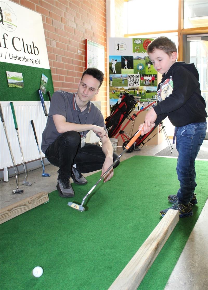 Langelsheim: Rund 1000 Besucher bei Kinder- und Jugendmesse Ville (5) aus Hahausen ist begeistert vom Golfen. Adrian Beichler zeigt, wie es geht.