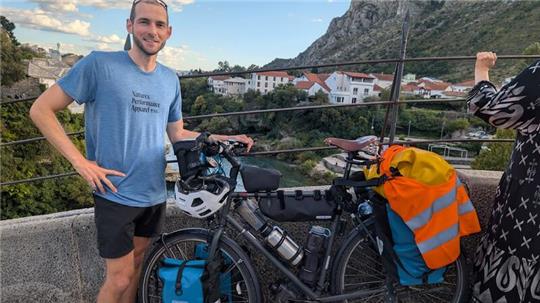 Fahrradfahrer auf einer Brücke.