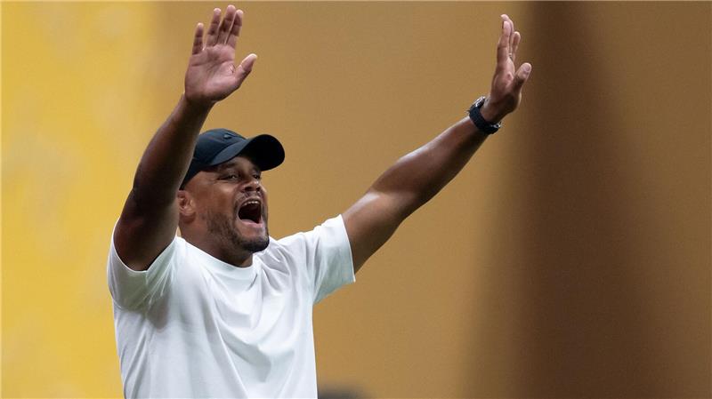 „Ein echter Schock“: Bayern lange ohne Magic Musiala Vincent Kompany am Spielfeldrand in Aktion.