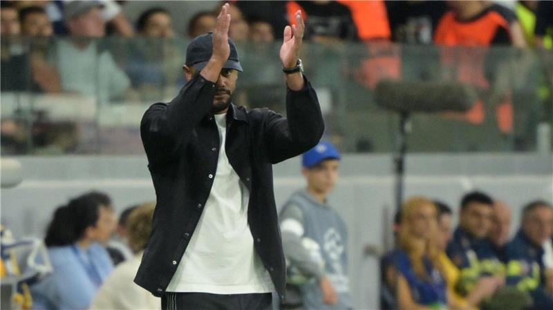 Bayern-Chef lobt den „lieben Vincent“: Auf Heynckes‘ Spuren Vincent Kompany applaudiert seiner Mannschaft beim 5:1 gegen Pafos.