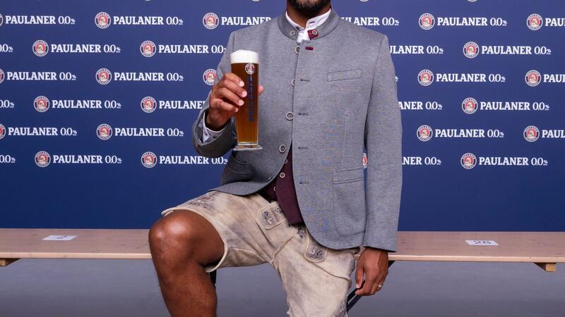 Bayern in Bremen: Einstimmen auf Bayer und die Wiesn-Maß Vincent Kompany in bayerischer Tracht bei einem Sponsoren-Termin.