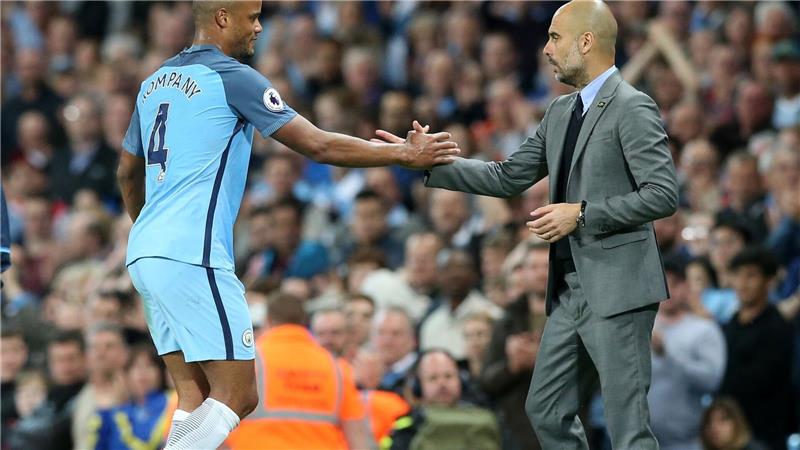 Vincent Kompany (l) und Pep Guardiola verbindet eine besondere Beziehung. (Archivbild)