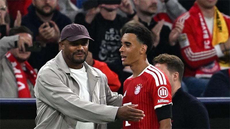 Vincent Kompany nimmt Jamal Musiala nach dessen Auswechslung in den Arm. 