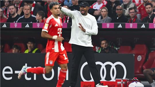 Vincent Kompany (r) gönnt dem gesperrten Luis Díaz einen Kurzurlaub.