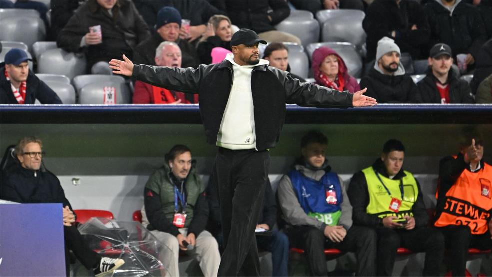 Kompany Bayern-Trainer Kompany mit Notarztwagen ins Krankenhaus