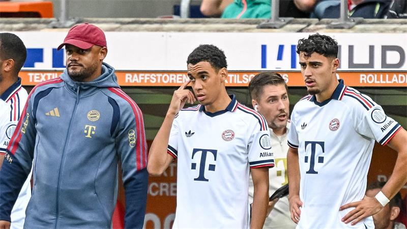 Vincent Kompany wird Jamal Musiala - wie hier in Heidenheim - im Supercup nicht einwechseln und einsetzen. 