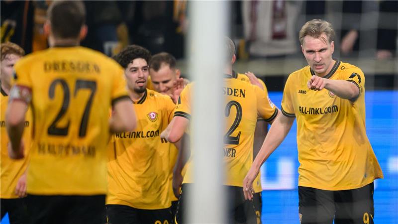 Vincent Vermeij (Dynamo Dresden, r) jubelt nach seinem Tor zum 2:0.