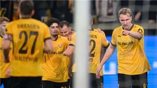Vincent Vermeij (Dynamo Dresden, r) jubelt nach seinem Tor zum 2:0.