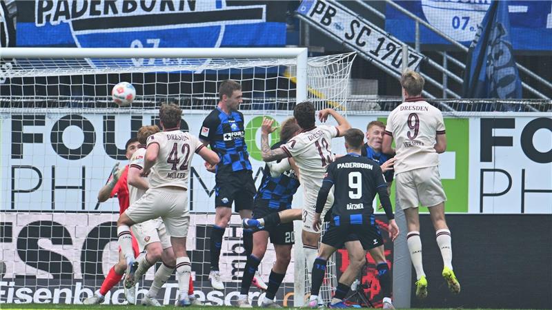 Vincent Vermeij (ganz rechts) köpft das 1:0 für Dynamo Dresden.