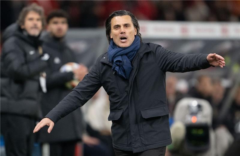 Türkei bezieht EM-Quartier in Barsinghausen Vincenzo Montella, Trainer der Türkei, gestikuliert.