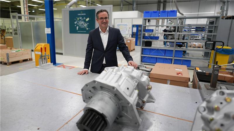Vincorion-Chef Kajetan von Mentzingen in einer Produktionshalle seines Unternehmens. (Archivbild)