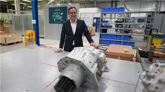 Vincorion-Chef Kajetan von Mentzingen in einer Produktionshalle seines Unternehmens. (Archivbild)