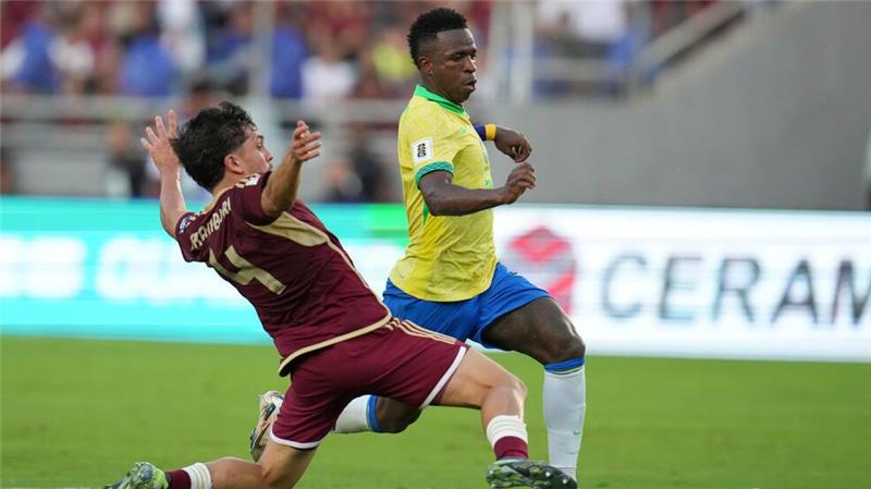 Niederlage für den Weltmeister: Messi sauer auf Referee Vinicius Júnior vergab einen Elfmeter.
