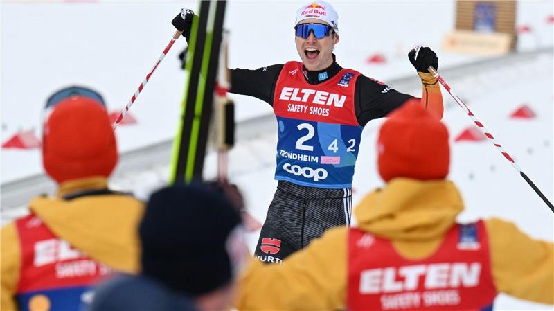 „Du bist der Chef“: Geiger führt Kombinierer zu Gold Vinzenz Geiger (M) läuft jubelnd in die Arme seiner Weltmeister-Kollegen.