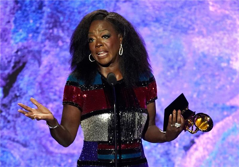 US-Schauspielerin Viola Davis erreicht „EGOT”-Status Viola Davis nimmt ihren Grammy entgegen.