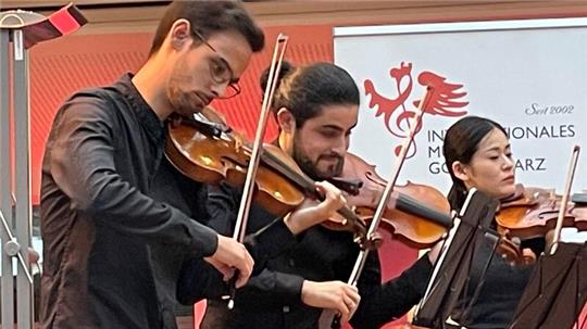 Violine mit Leidenschaft: (v.l.) Jevgenijs Cepoveckis, David Bento und Yurina Arai.