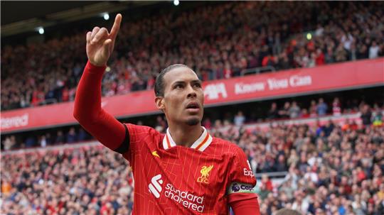 Virgil van Dijk bleibt zwei weitere Jahre in Liverpool.