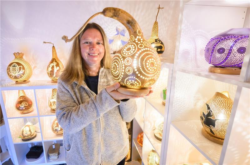 Lampen aus Kürbissen: Die Künstlerin und ihr Gemüse Virginia Lauterbach präsentiert eine ihrer handgefertigten Kürbislampen in der Kalebassenmanufaktur in Bückeburg.