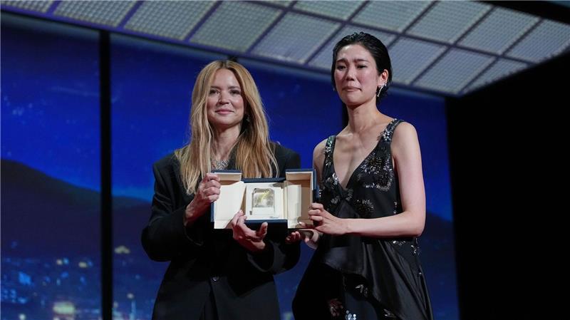 Sieg für „Fjord“: Cannes endet mit Plädoyer für Toleranz Virginie Efira (l) und Tao Okamoto wurden als beste Schauspielerinnen ausgezeichnet.