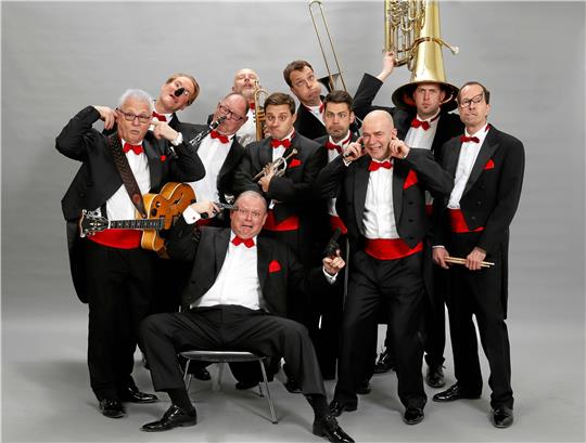 Virtuos gespielte Musik und viel Komik verbindet die Brass Band Berlin miteinander. Die Band unter Leitung von Thomas Hoffmann (vorne sitzend) kommt an diesem Samstag auf Einladung des Seesener Kulturforums in die Aula des Schulzentrums Seesen. Archivfoto: Agentur