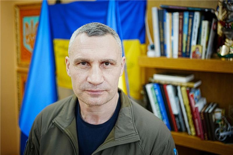 Kiews Bürgermeister Klitschko dankt deutscher Hilfe Vitali Klitschko, Bürgermeister von Kiew, nach einem Interview mit Journalisten der Deutschen Presse-Agentur in seinem Büro im Rataus der ukrainischen Hauptstadt.