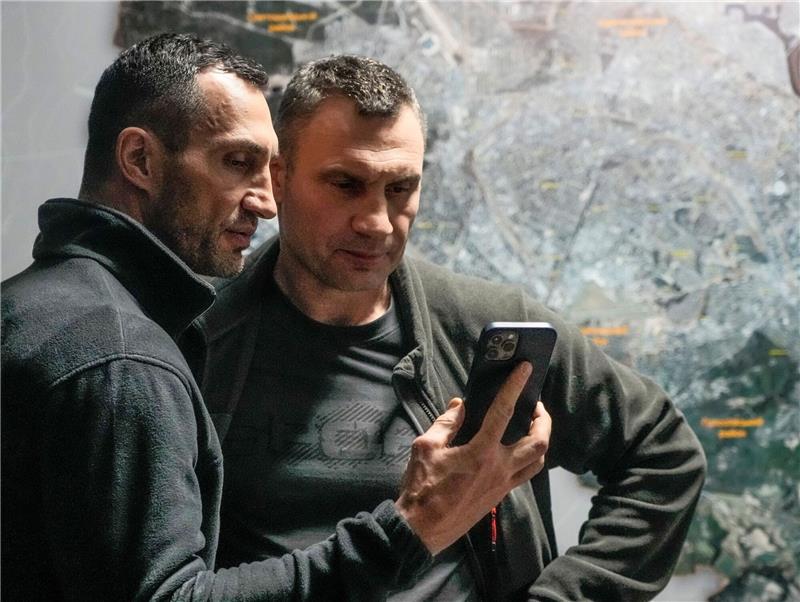 Vitali Klitschko (r), Bürgermeister von Kiew und ehemaliger Box-Profi, und sein Bruder Wladimir Klitschko, ebenfalls ehemaliger Box-Profi, wollen Kiew verteidigen.