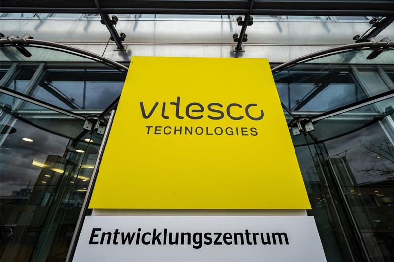 Autozulieferer Vitesco plant große Sprünge mit Elektroteilen «Vitesco Technologies- Entwicklungszentrum» steht auf einem Schild vor dem Werksgelände von Vitesco.