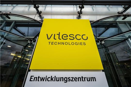«Vitesco Technologies- Entwicklungszentrum» steht auf einem Schild vor dem Werksgelände von Vitesco.