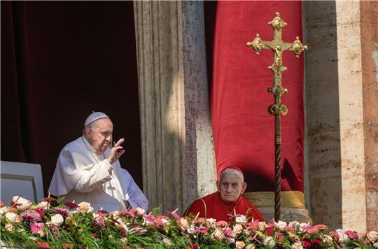 «Viva il Papa!»: Papst Franziskus (l.) in der Hauptloge des Petersdoms im Vatikan.