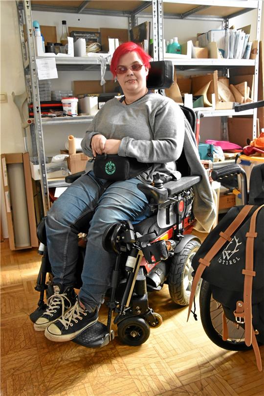 Viviana Lombardi (35) erzählt von ihren Erfahrungen bei der Lebenshilfe. Ihr Fazit: Ein barrierefreier Arbeitsplatz für Rollstuhlfahrer sieht anders aus. Foto: Hartmann