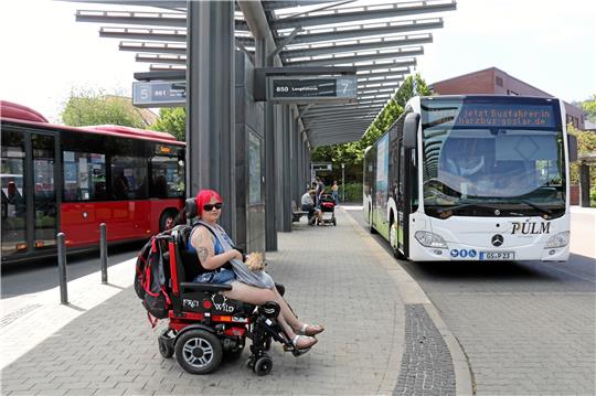 Viviana Lombardi ist Rollstuhlfahrerin und hat das Recht, im Bus mitgenommen zu werden. Trotzdem gibt es manchmal Stress. Foto: Hartmann
