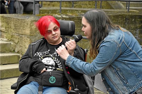 Viviana Lombardi (links) erzählt Moderatorin Lea Schauzu von ihren Erfahrungen beim Busfahren mit Rolli. Foto: Hartmann