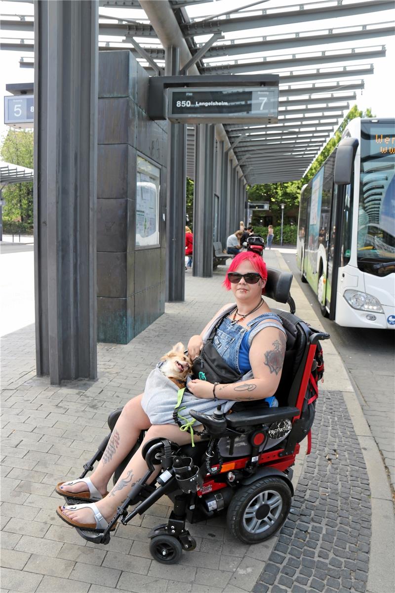 Viviana Lombardi und ihre Hündin Nalia an „ihrer“ Bushaltestelle. Schon mehrfach wollten Busfahrer die beiden nicht mitnehmen. HarzBus-Standortleiterin Melanie Schwerin hat ihre Busfahrer jetzt noch einmal explizit darauf hingewiesen, dass Rollstuhlfahrer das Recht haben, mit dem ÖPNV zu fahren. Foto: Hartmann