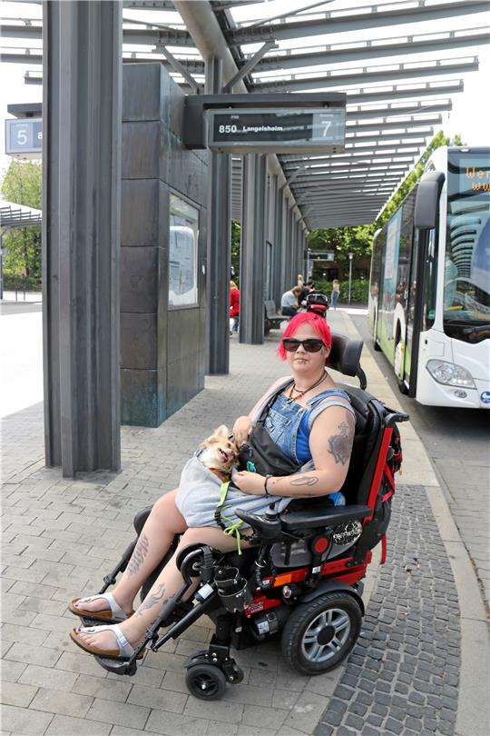 Viviana Lombardi und ihre Hündin Nalia an „ihrer“ Bushaltestelle. Schon mehrfach wollten Busfahrer die beiden nicht mitnehmen. HarzBus-Standortleiterin Melanie Schwerin hat ihre Busfahrer jetzt noch einmal explizit darauf hingewiesen, dass Rollstuhlfahrer das Recht haben, mit dem ÖPNV zu fahren. Foto: Hartmann