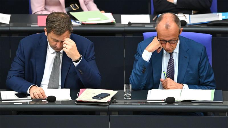 Vizekanzler Klingbeil (links), Regierungschef Merz und ihr Kabinett befinden sich seit geraumer Zeit im Umfragetief. (Archivbild)