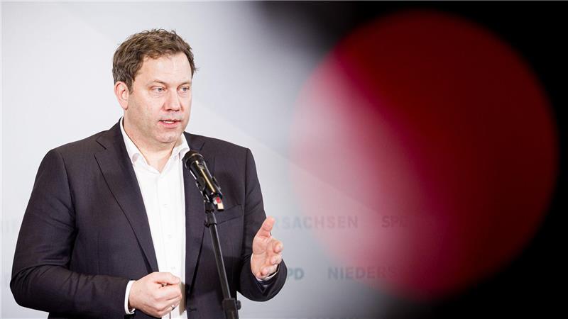 Vizekanzler Klingbeil pocht auf eine grundlegend neue Finanzierung von Gesundheit und Pflege.