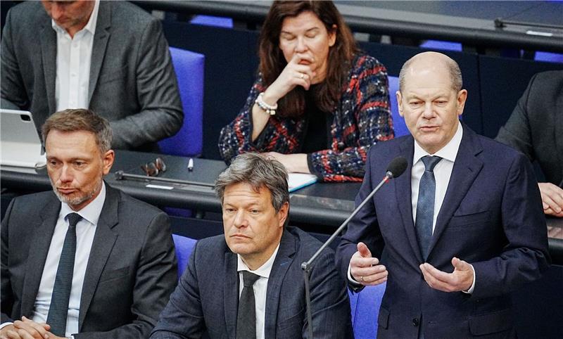 Tiefstwert: Mehrheit unzufrieden mit der Bundesregierung Vizekanzler Lindner (vorne v. l.), Vizekanzler Habeck und Bundeskanzler Scholz auf der Regierungsbank im Bundestag.