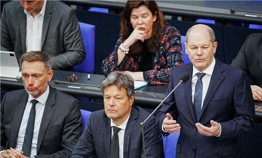 Vizekanzler Lindner (vorne v. l.), Vizekanzler Habeck und Bundeskanzler Scholz auf der Regierungsbank im Bundestag.