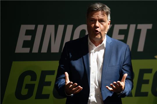 Vizekanzler Robert Habeck erinnert daran, dass auf Wunsch der FDP auch Aktien bei der Rente künftig eine Rolle spielen werden.