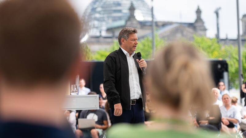 Habeck wirft Israel Völkerrechtsbruch vor - Union empört Vizekanzler Robert Habeck hat im Rahmen des Demokratiefests in Berlin die israelische Regierung kritisiert.