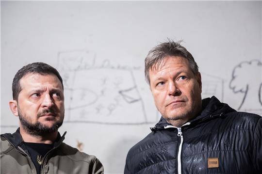 Vizekanzler Robert Habeck neben dem ukrainischen Präsident Wolodymyr Selenskyj in dem Schulkeller in Jahidne, in dem Geiseln gehalten wurden.